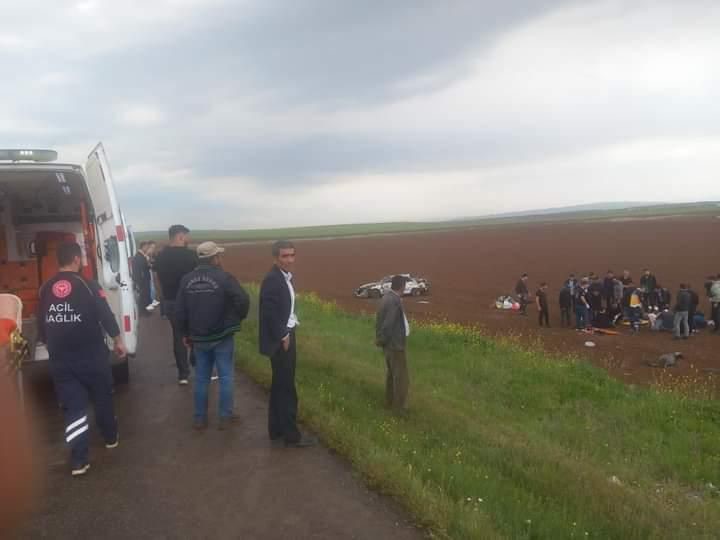 Diyarbakır’da otomobil şarampole savruldu: Yaralılar var!
