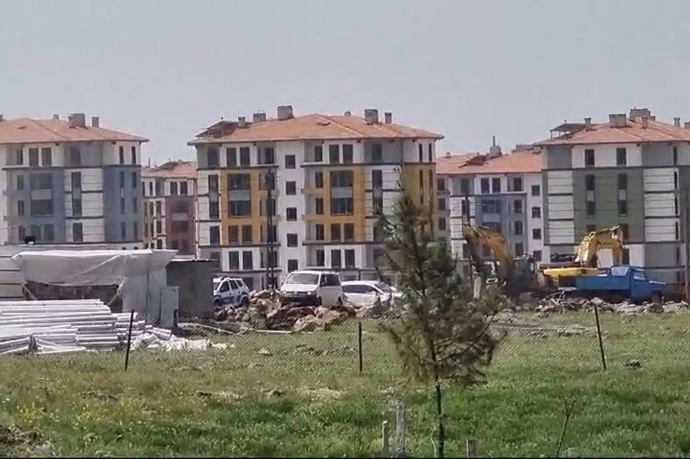 Diyarbakır’da üzerine inşaat demirleri düşen işçi hayatını kaybetti