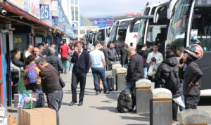 Otogarda bayram yoğunluğu: Yolcular da firma sahipleri de şikayetçi