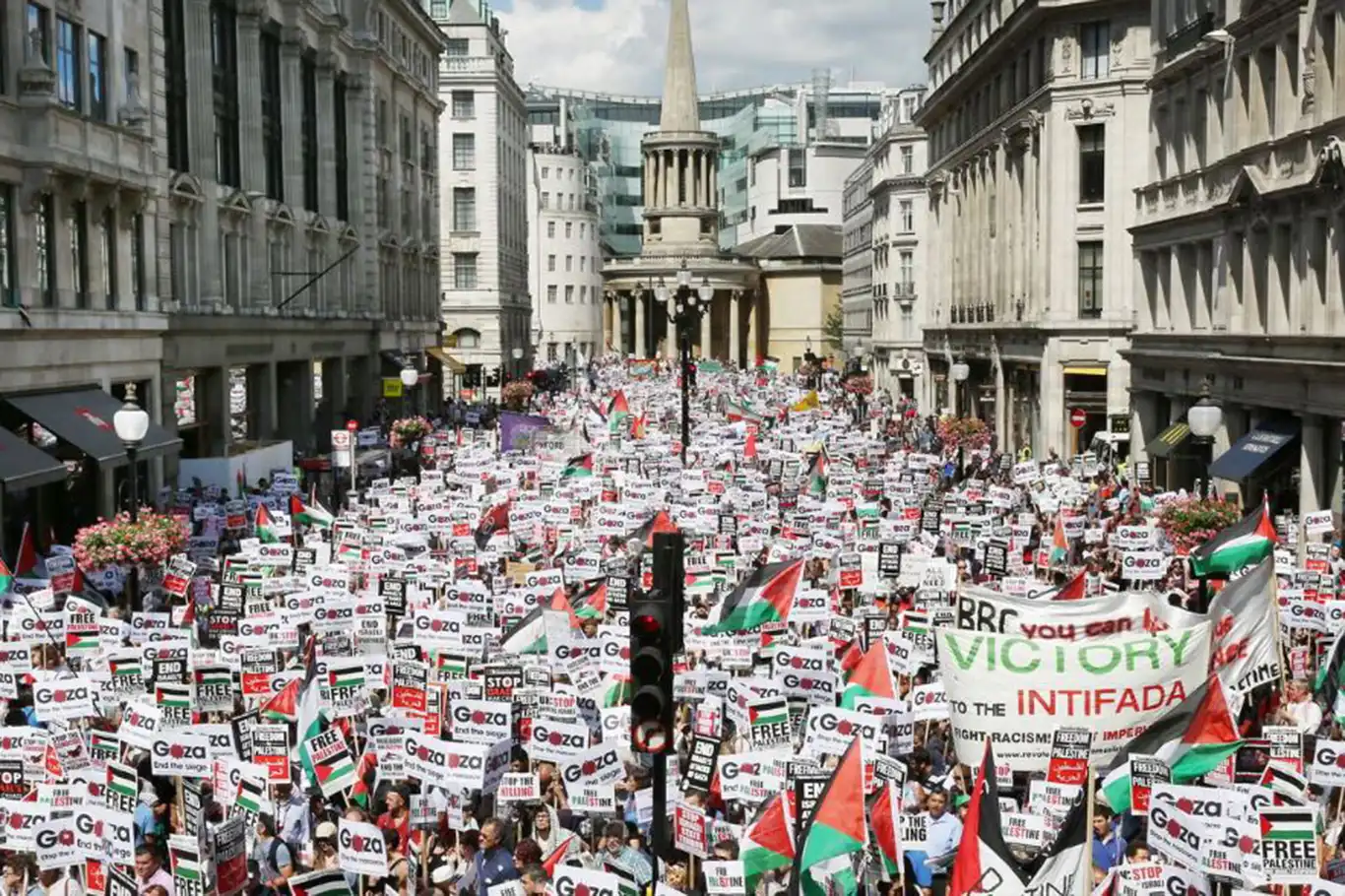 İngiltere’de yüz binler Gazze için sokaklara döküldü