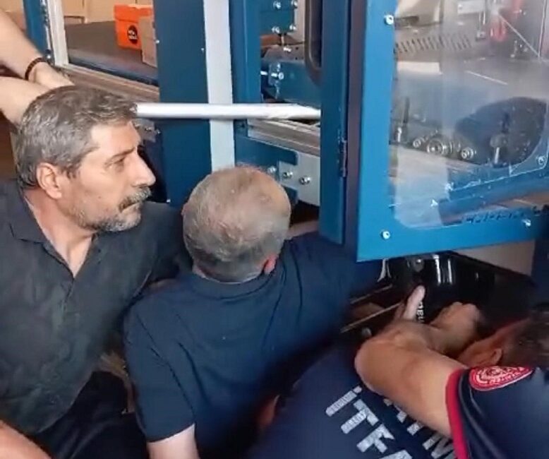 Kolu paketleme makinesine sıkıştıran işçi saatler sonra kurtarıldı