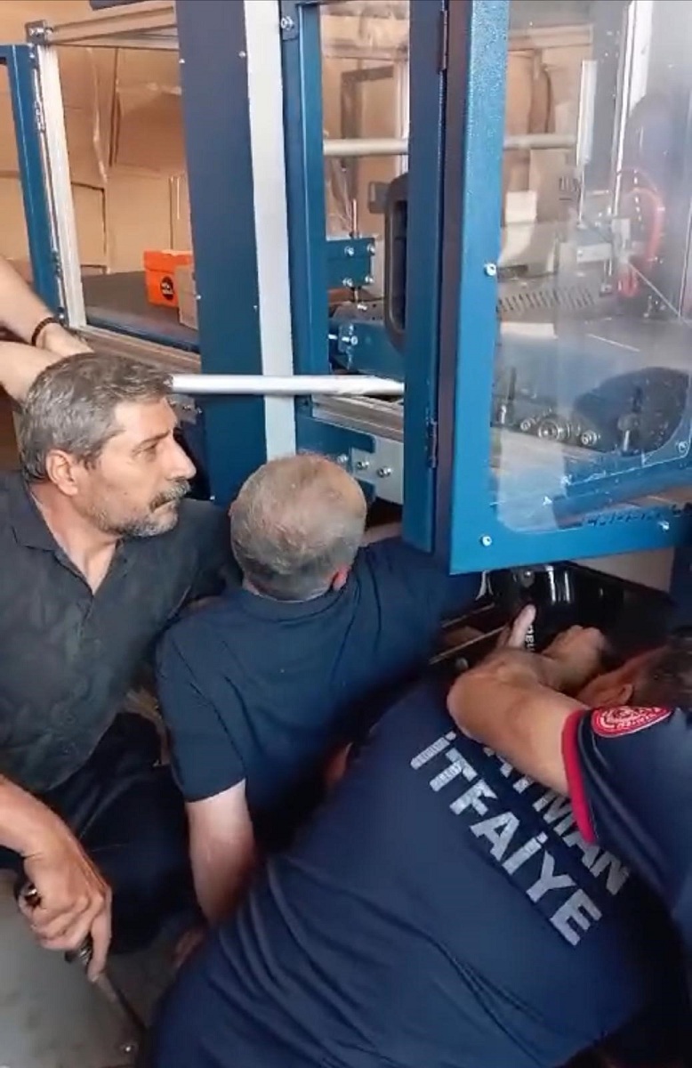 Kolu paketleme makinesine sıkıştıran işçi saatler sonra kurtarıldı