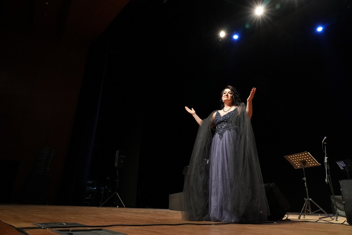 Diyarbakır’da Pervin Chakar konserine büyük ilgi