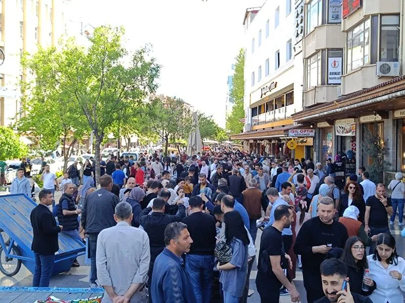 Diyarbakır Sur’da bayram tatili kalabalığı sürüyor