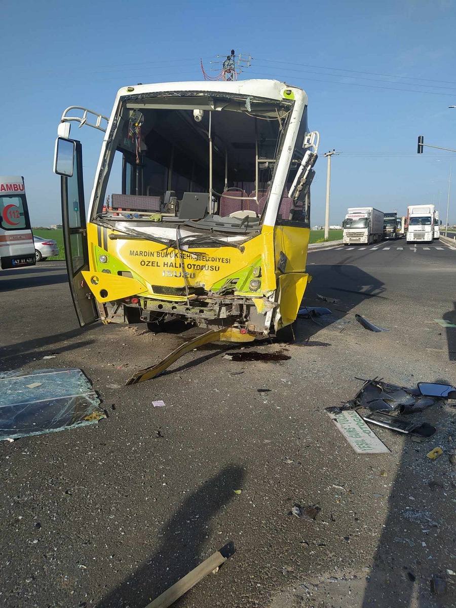 Tır ile halk otobüsü çarpıştı: 12 yaralı