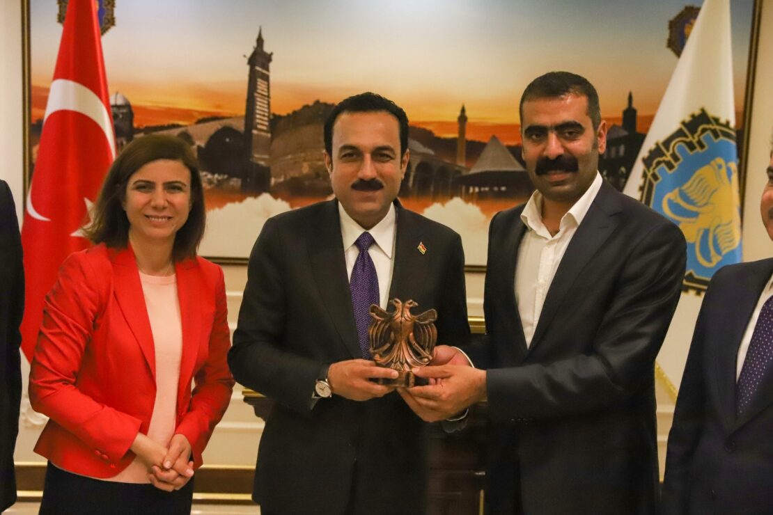 Diyarbakır Büyükşehir Belediyesi Eş Başkanları Erbil Valisi Xoşnav’ı ağırladı