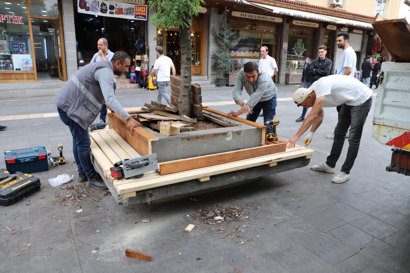 Diyarbakır Gazi Caddesi’nde banklar yenilendi