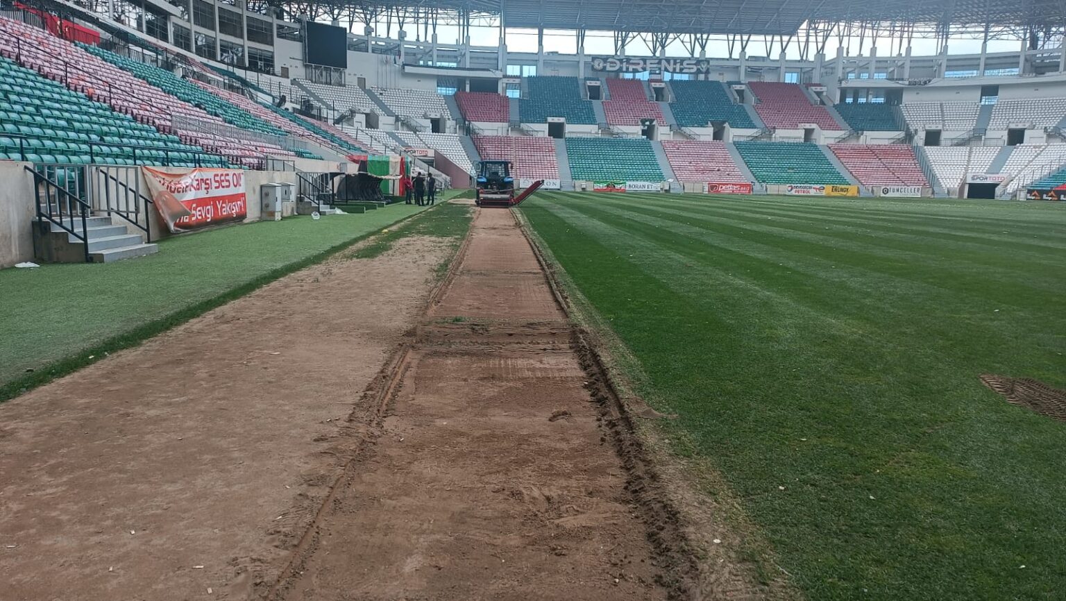 1. Ligde ev sahipliği yapacak olan Diyarbakır Stadyumu’nda çim yenileme çalışmaları başladı