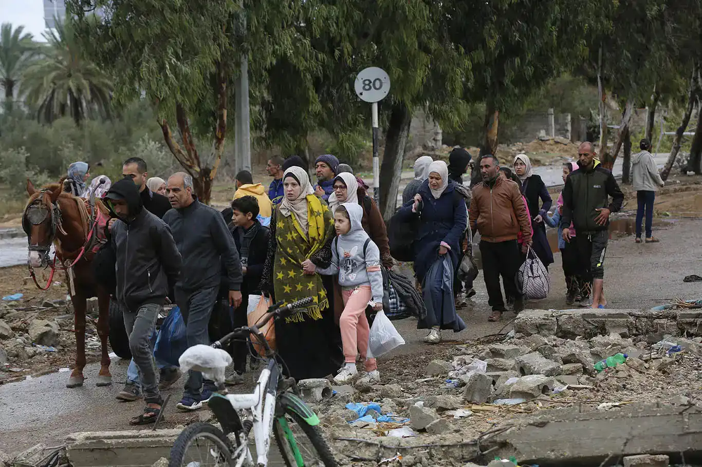 BM: Yaklaşık 110 bin Filistinli Refah’tan ayrıldı