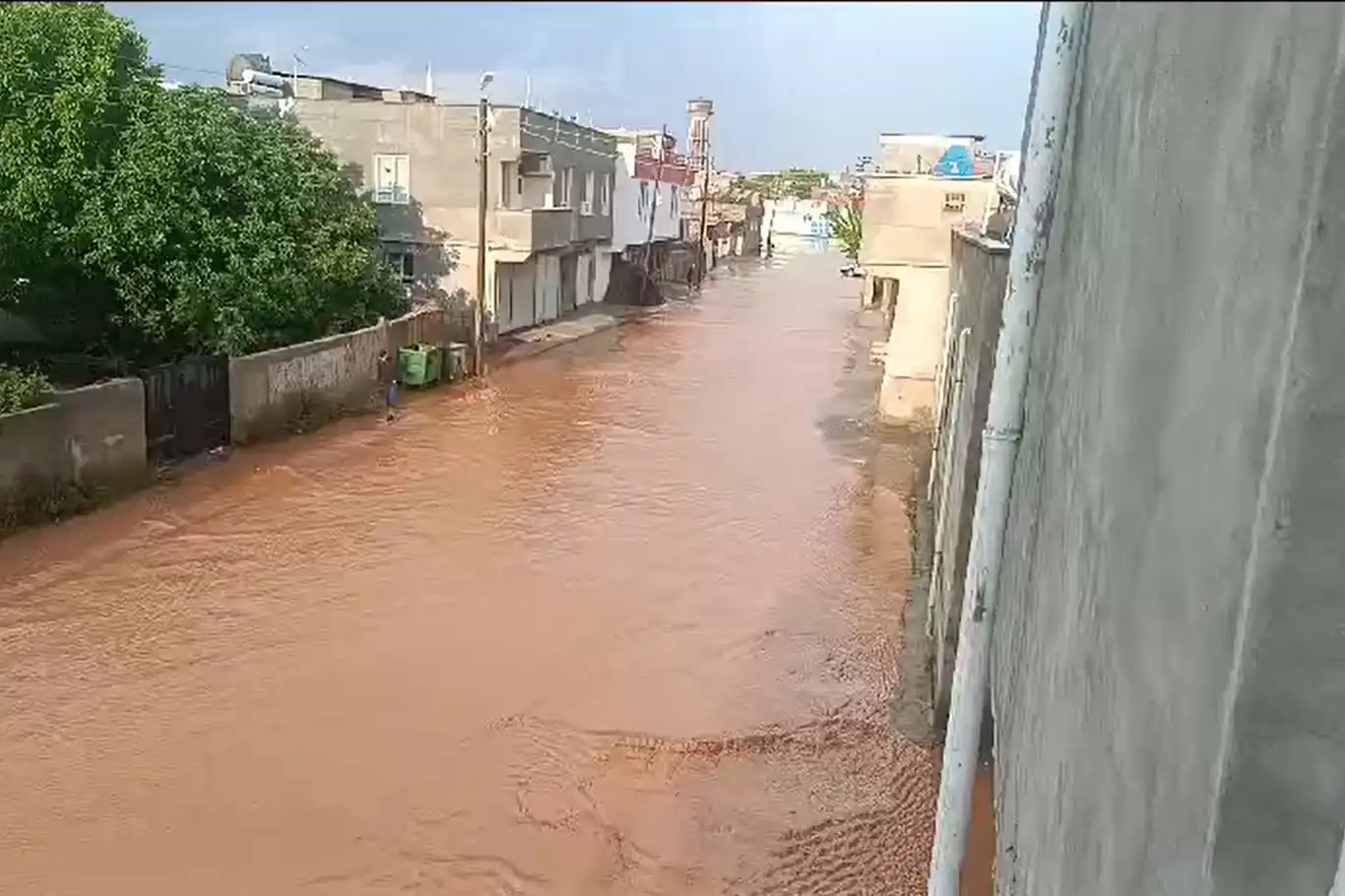 Etkili olan yağış bir mahalleyi sular altında bıraktı