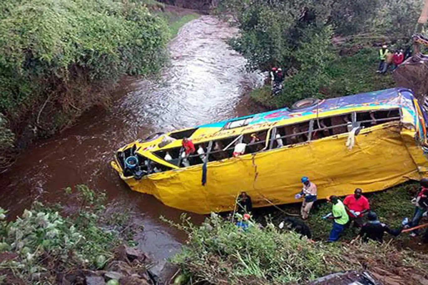 Yolcu otobüsü nehre uçtu: 9 ölü, 17 yaralı