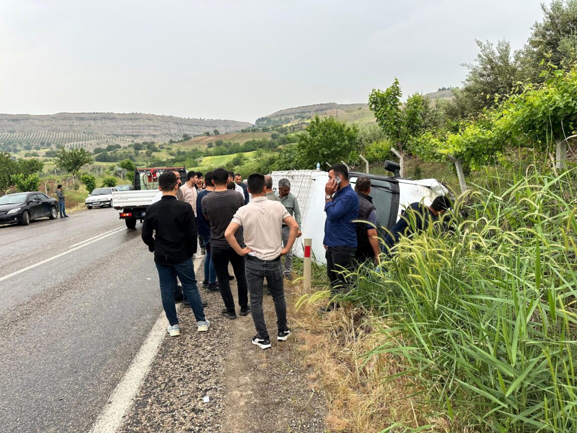 Kahta-Diyarbakır yolunda minibüs yan yattı: 14 yaralı