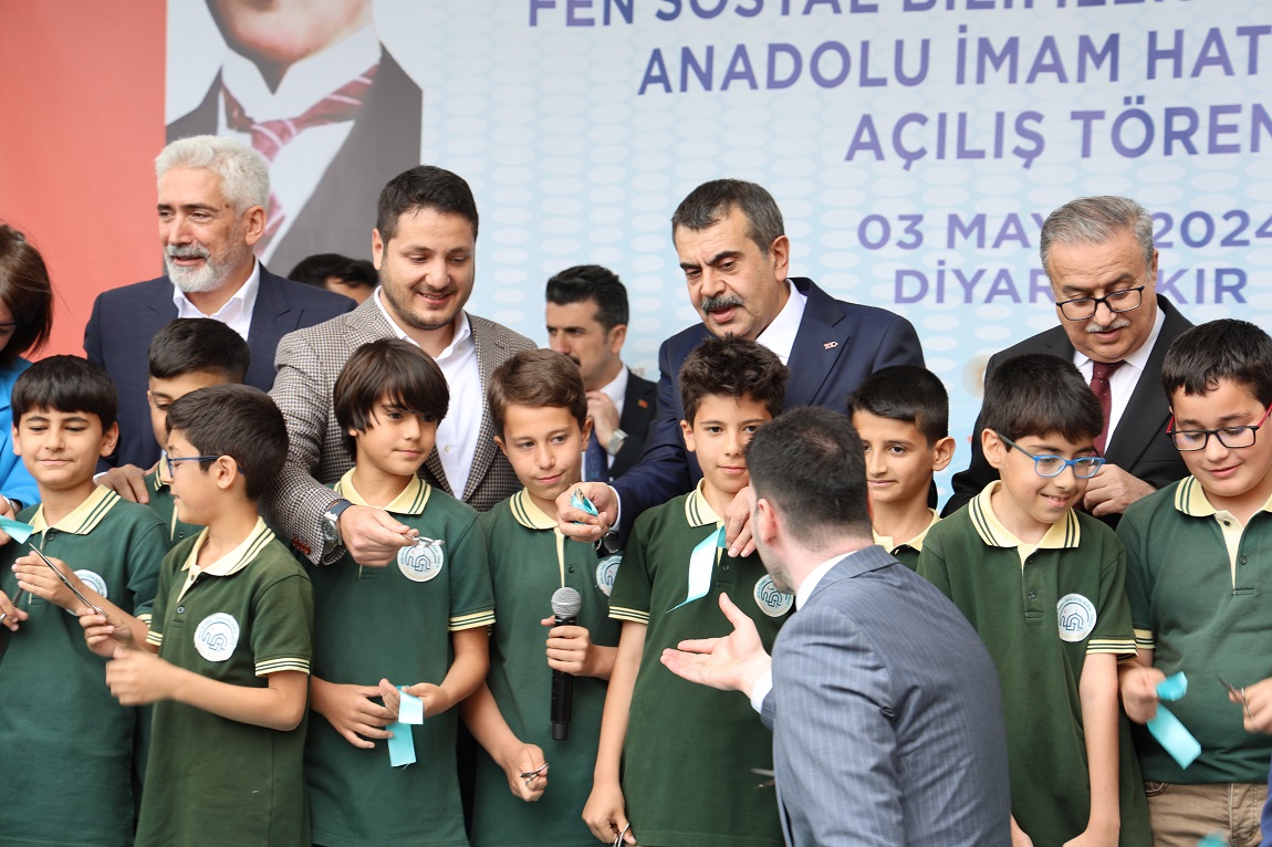 Milli Eğitim Bakanı Yusuf Tekin, Diyarbakır’da okul açılışına katıldı