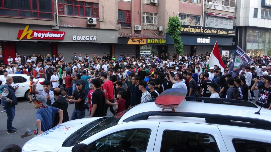 Diyarbakır'da şampiyonluk kutlamalarında havaya ateş açan şüpheli gözaltına alındı