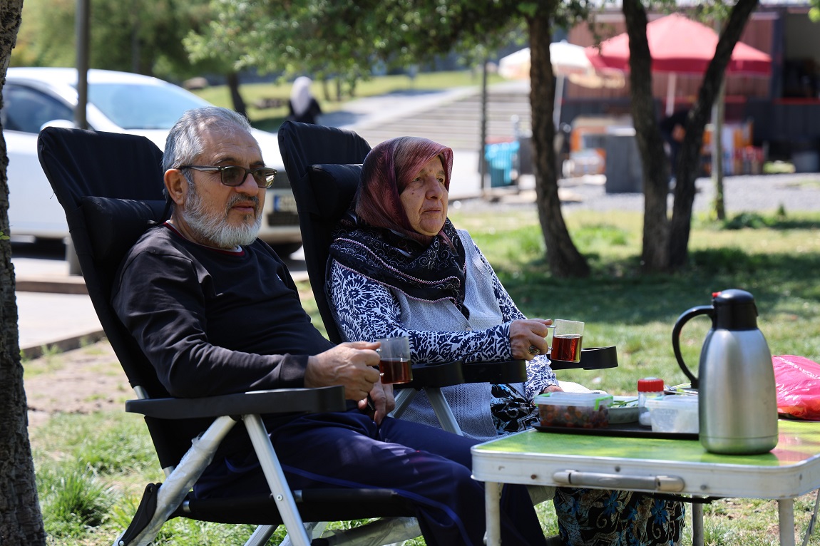 70 yaşındaki çiftin karavan yolculuğu Diyarbakır’a ulaştı