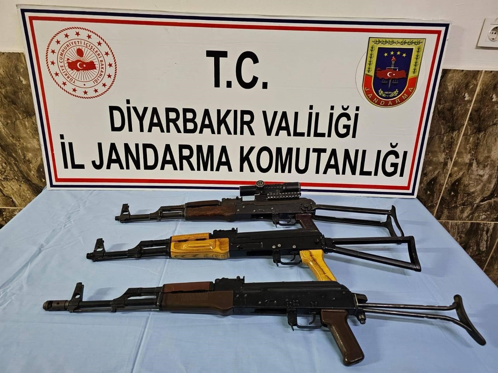 Diyarbakır’da durdurulan araçta 3 adet AK-47 ele geçirildi!