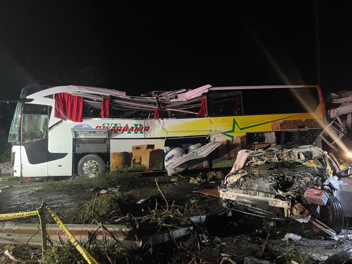 Diyarbakır otobüsünün de karıştığı feci kaza: 10 ölü!