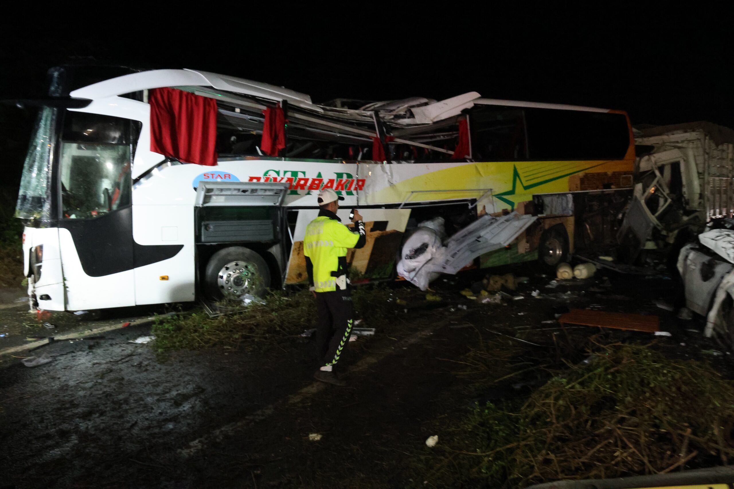 Diyarbakır otobüsünün de karıştığı feci kaza: 10 ölü!