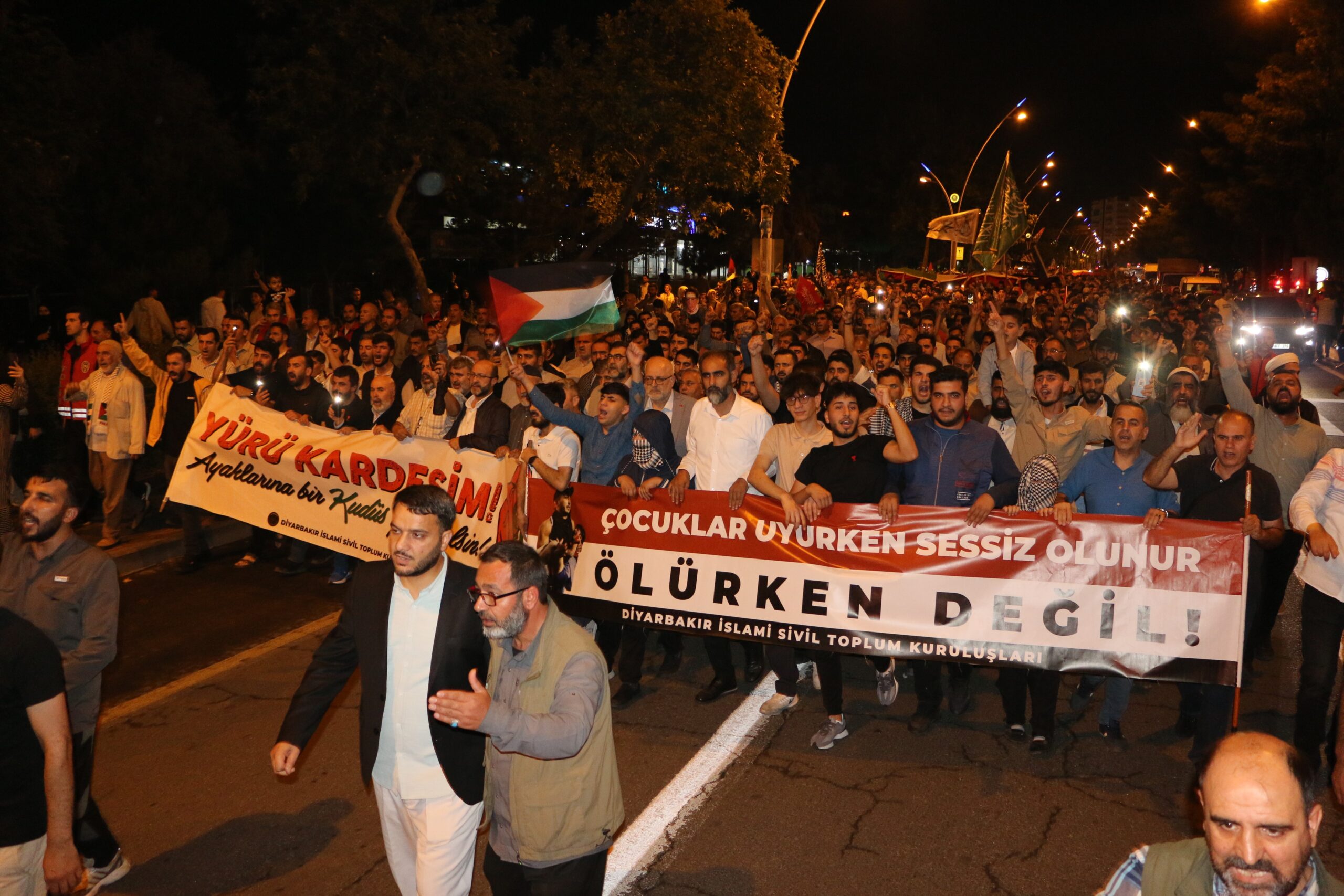 Diyarbakır’da binlerce kişi Refah’taki katliamı protesto etti