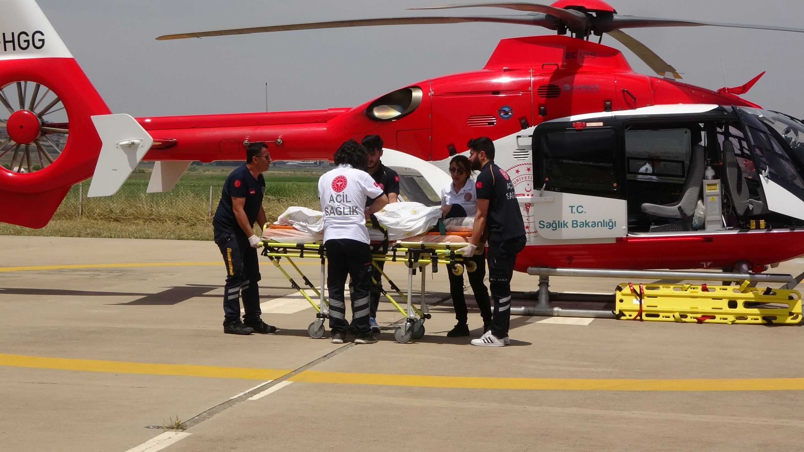 Diyarbakır’da 90 yaşındaki hasta ambulans helikopter ile hastaneye sevk edildi