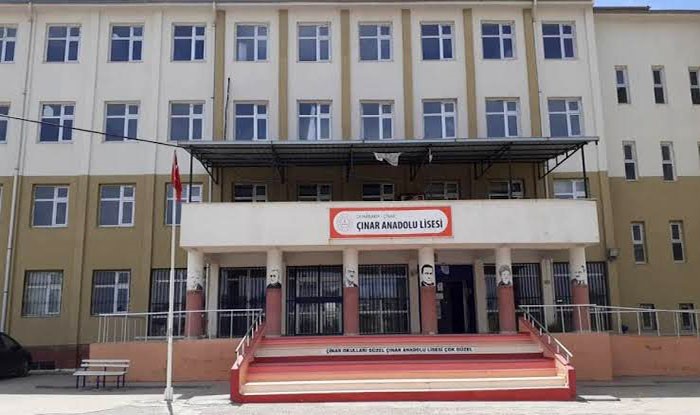 Diyarbakır’da öğrencilerin tartışmasına veliler dahil oldu,1 kişi bıçaklandı
