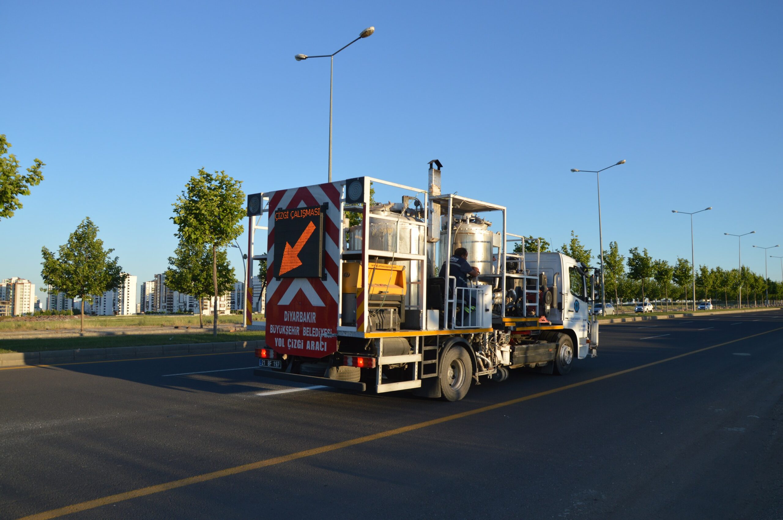 Diyarbakır’ın bulvar ve caddelerinde yol çizgileri yenileniyor