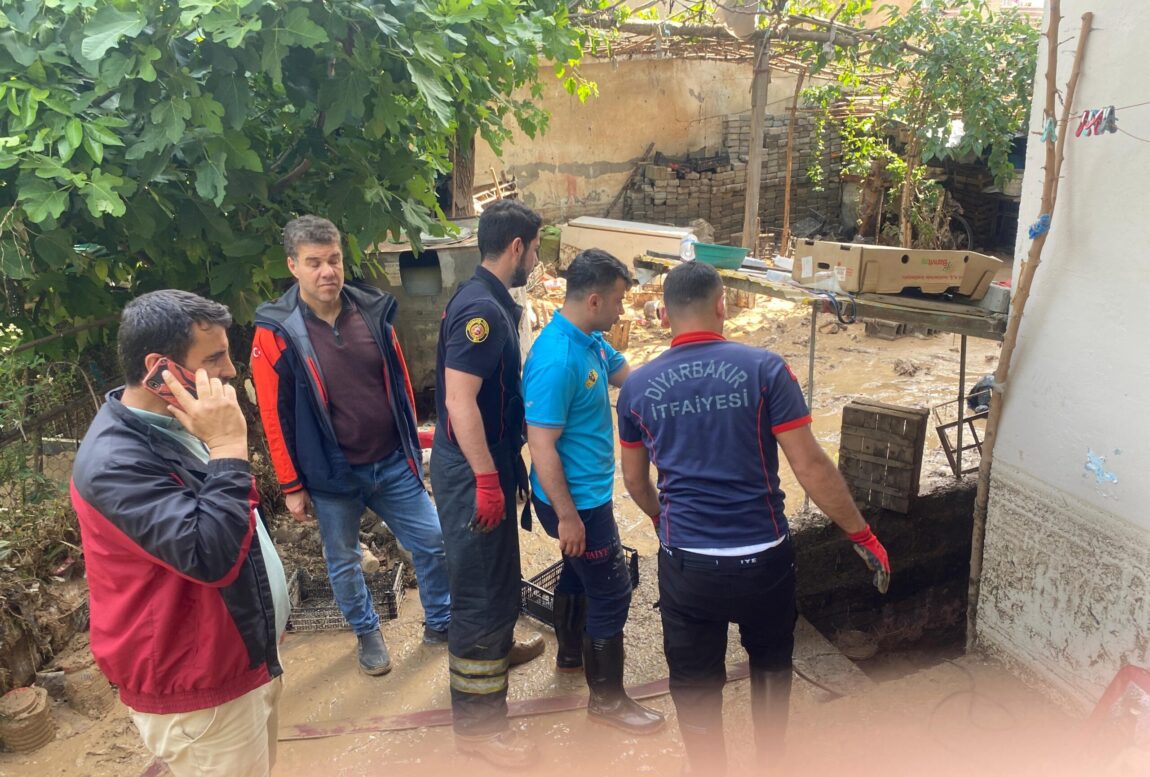 Diyarbakır Büyükşehir Belediyesi ekipleri felaketin yaşandığı Cizre'de çalışmalara başladı