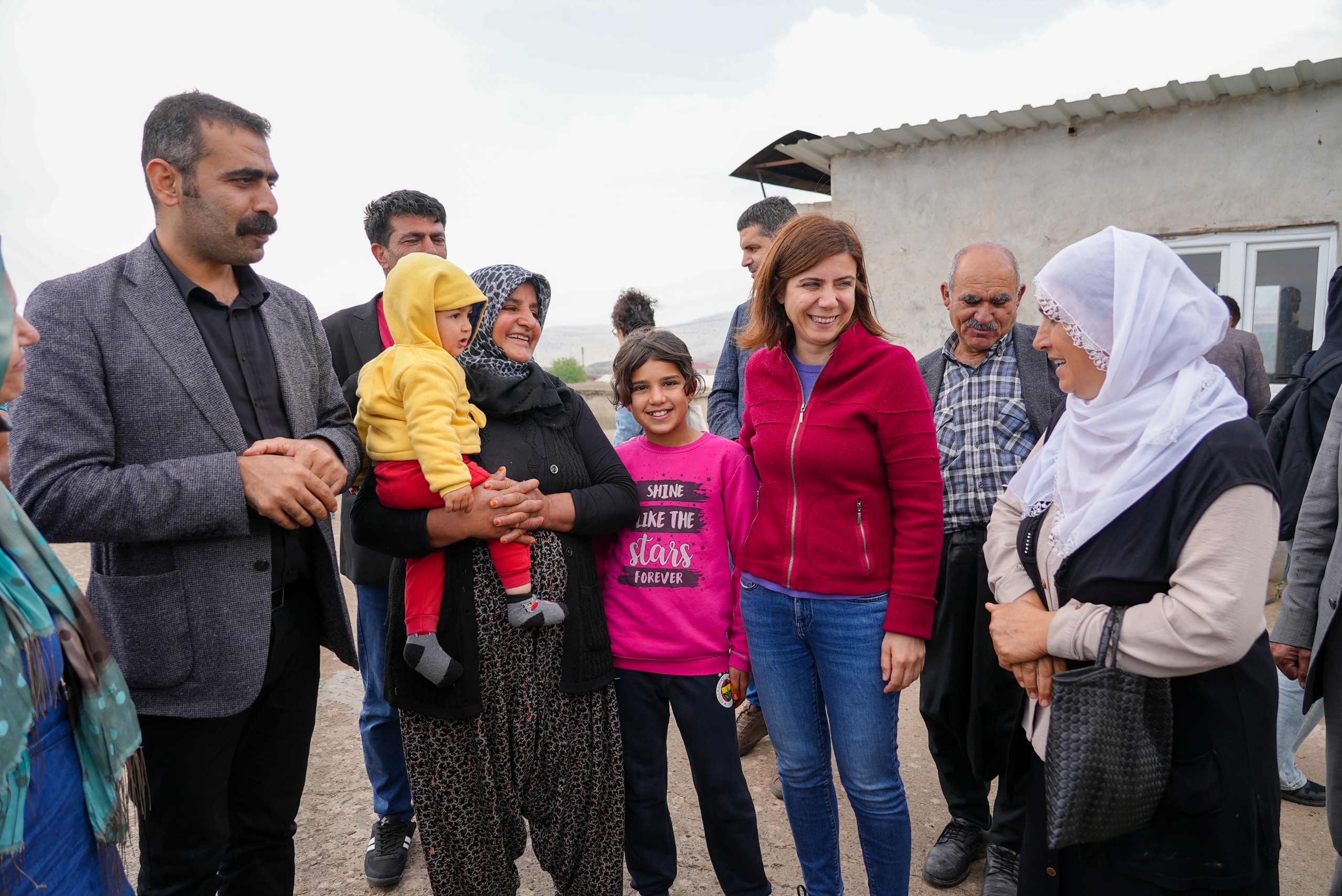 Diyarbakır Büyükşehir Belediyesi Eş Başkanları kırsal mahalleri tek tek gezerek sorunları yerinde tespit etti
