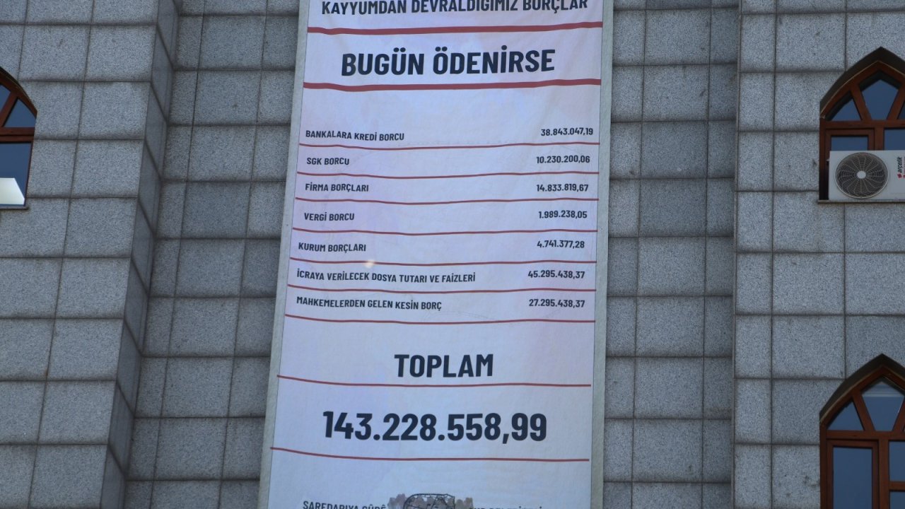 Diyarbakır’da kayyım borçları belediye binasına asıldı
