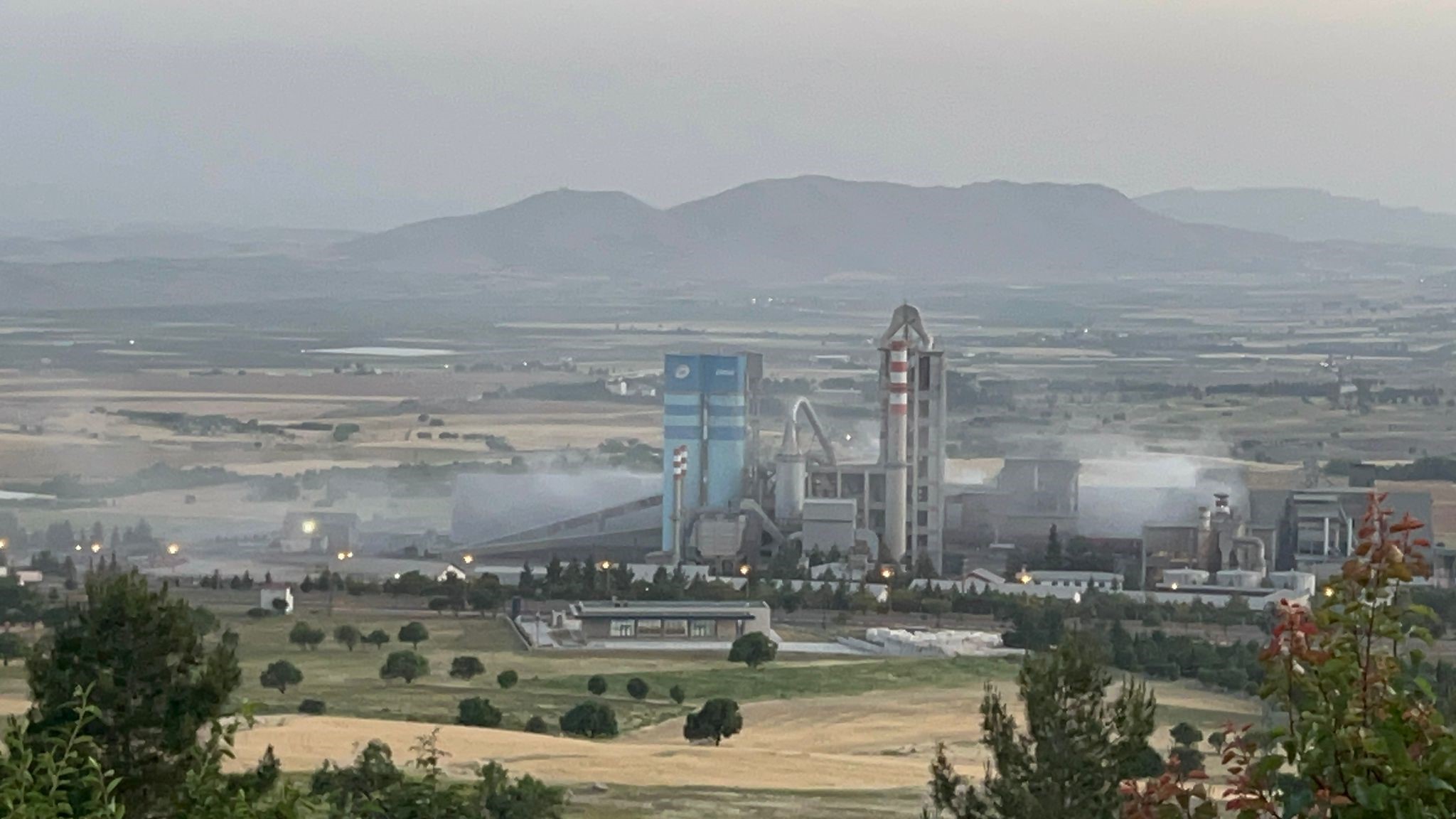 Ergani’de fabrikadan çıkan toz ve duman vatandaşı bezdirdi