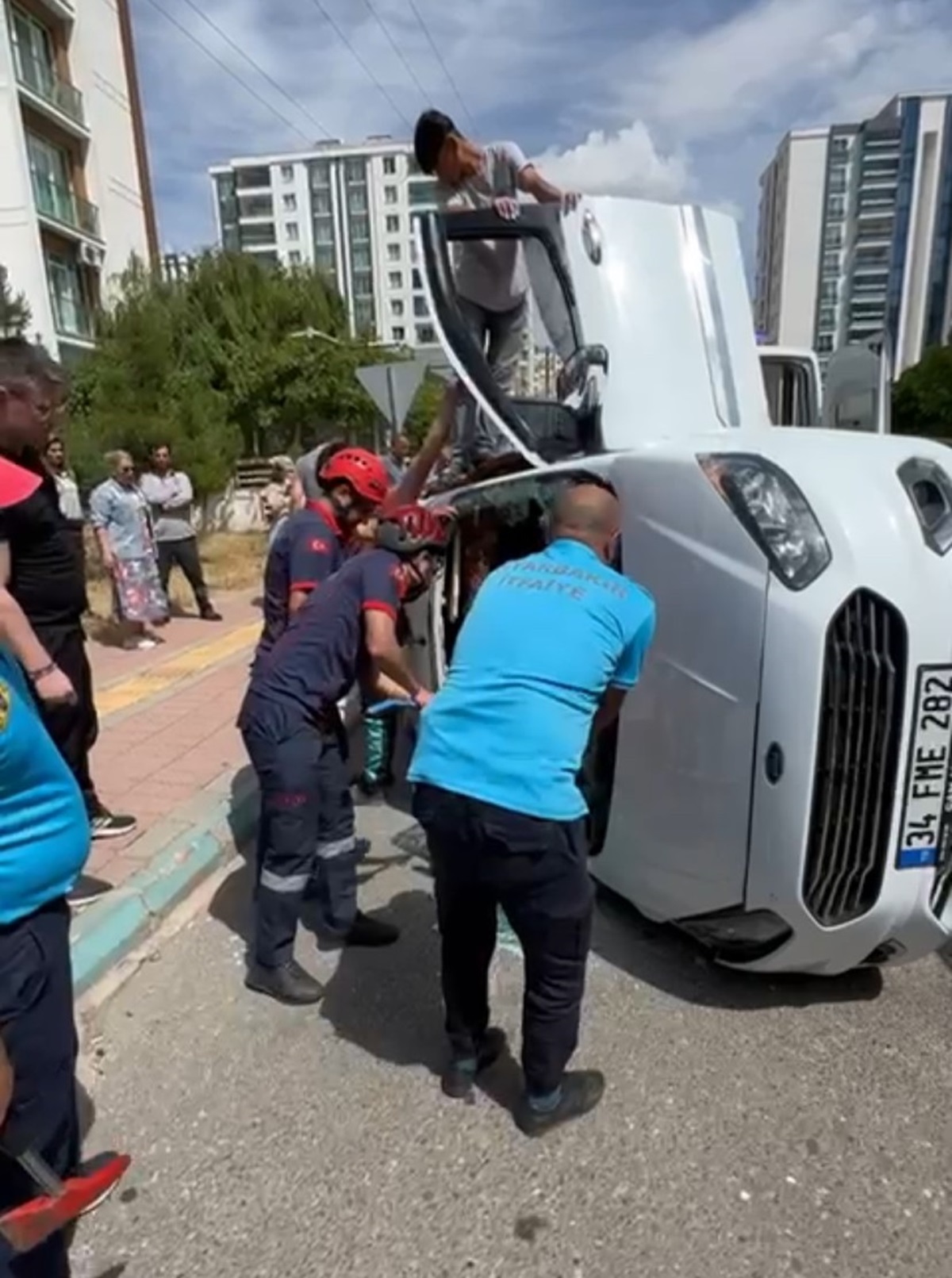 Diyarbakır’da kazada otomobilde sıkışan şahıs itfaiye ekiplerince çıkartıldı