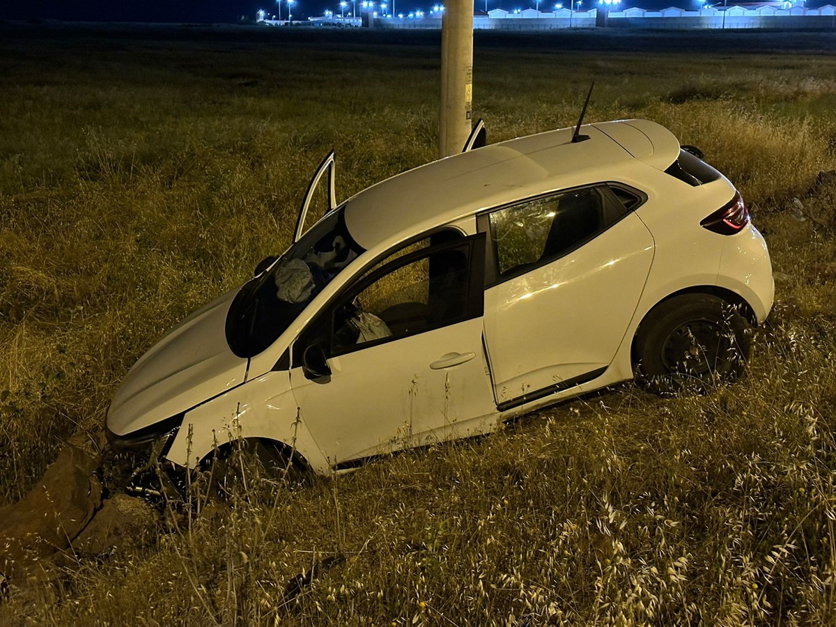Diyarbakır’da kontrolden çıkan otomobil karşı şeride geçip şarampole yuvarlandı