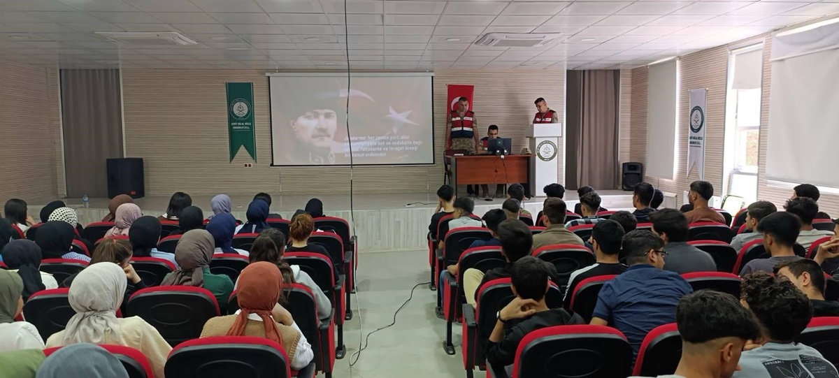 Diyarbakır’da lise öğrencilerine Jandarma ve Sahil Güvenlik Akademisi tanıtımı yapıldı