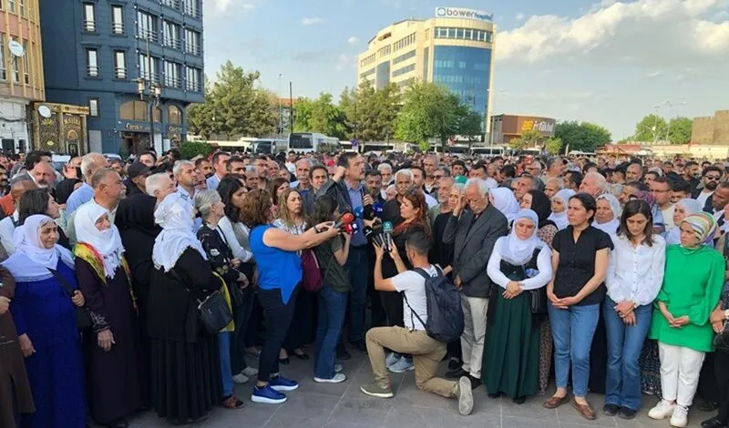 Diyarbakır Dağkapı meydanında açıklama: Mahkeme kararları hukuki değil, tanımıyoruz!
