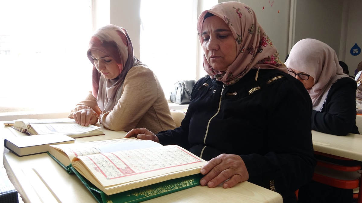 Ev kadınları Kur’an-ı Kerim’i öğreniyor