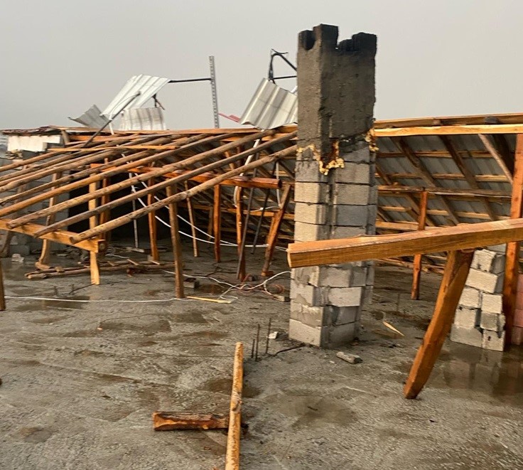 Fırtına Diyarbakır’da evin çatısını uçurdu