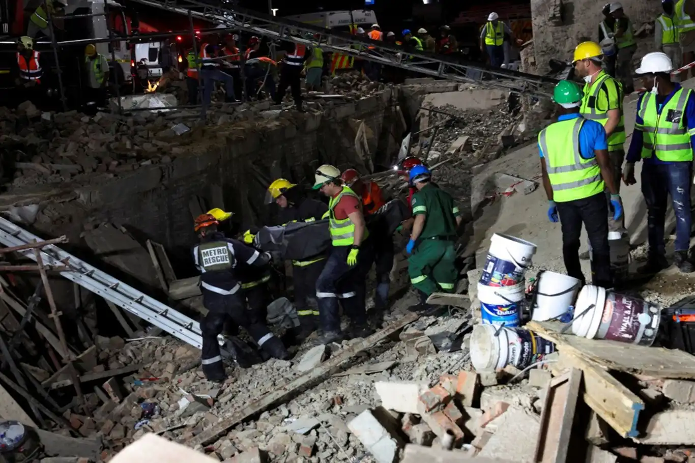 Güney Afrika’da çöken binada ölü sayısı 33’e yükseldi