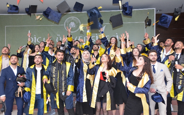 Diyarbakır’da Sağlık Hizmetleri Meslek Yüksekokulu öğrencileri mezuniyet sevinci yaşadı