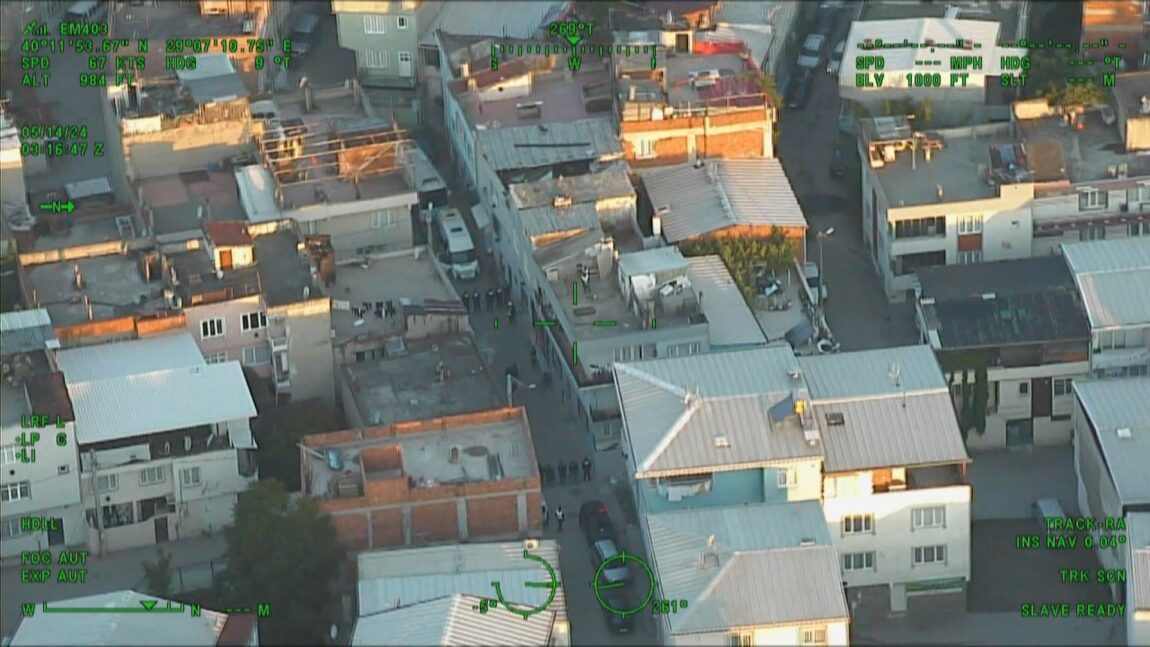 Diyarbakır dahil 13 ilde operasyon: Çatılarda böyle kovalandılar!