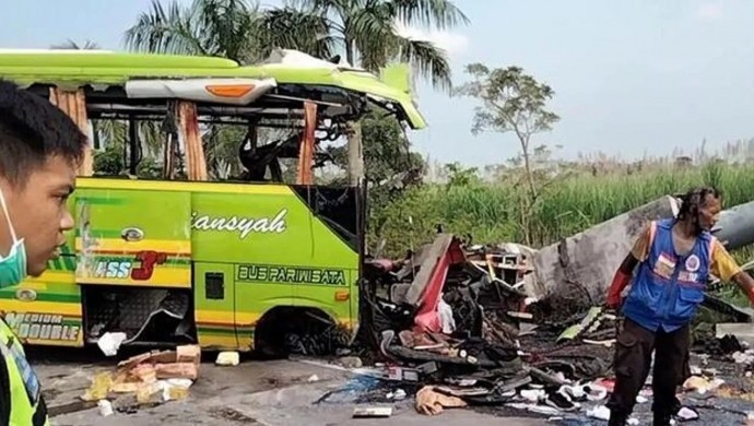 Öğrencileri taşıyan araç kaza yaptı: 11 ölü 53 yaralı