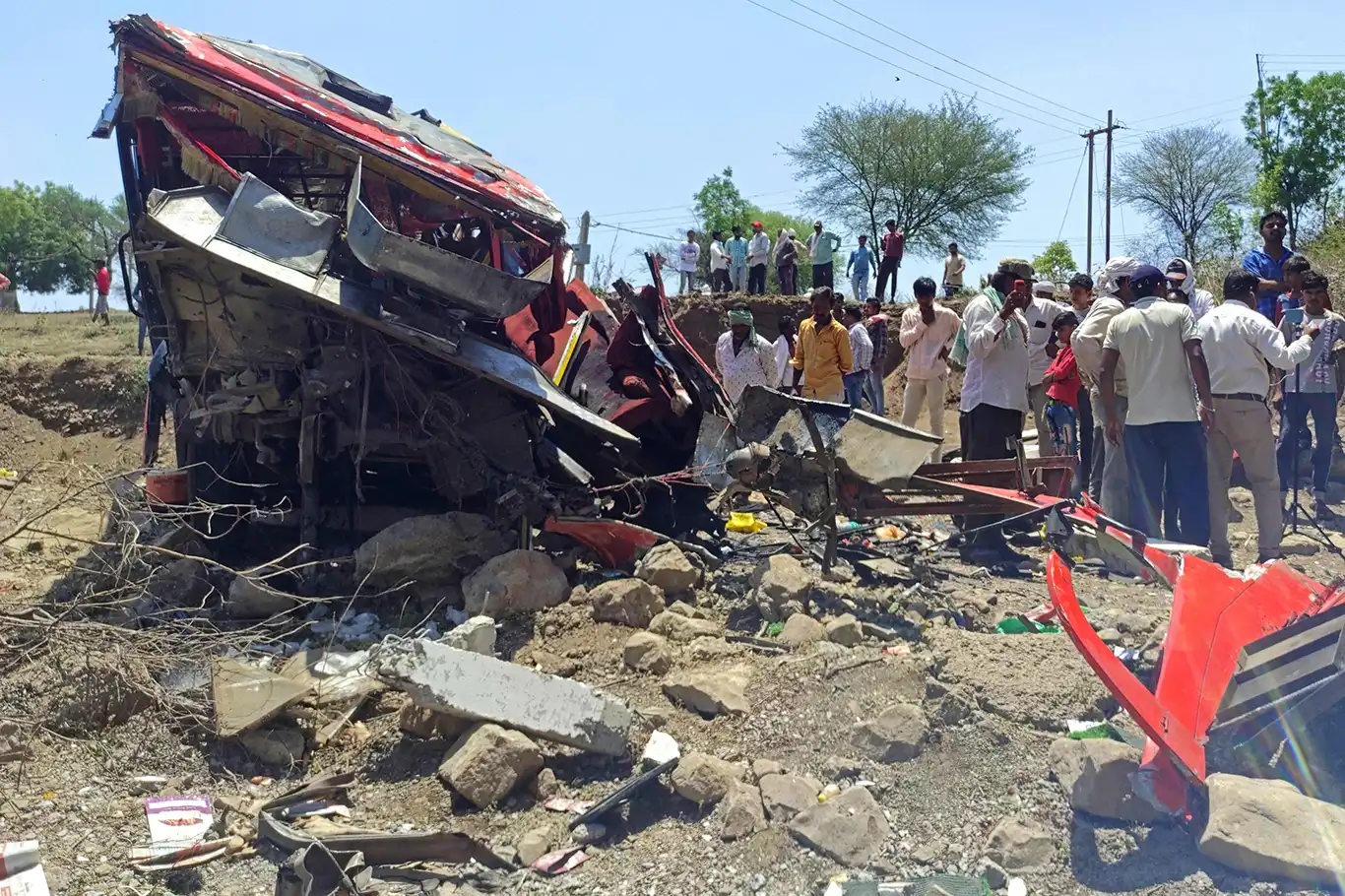 Yolcu otobüsü şarampole yuvarlandı: 21 ölü, 69 yaralı