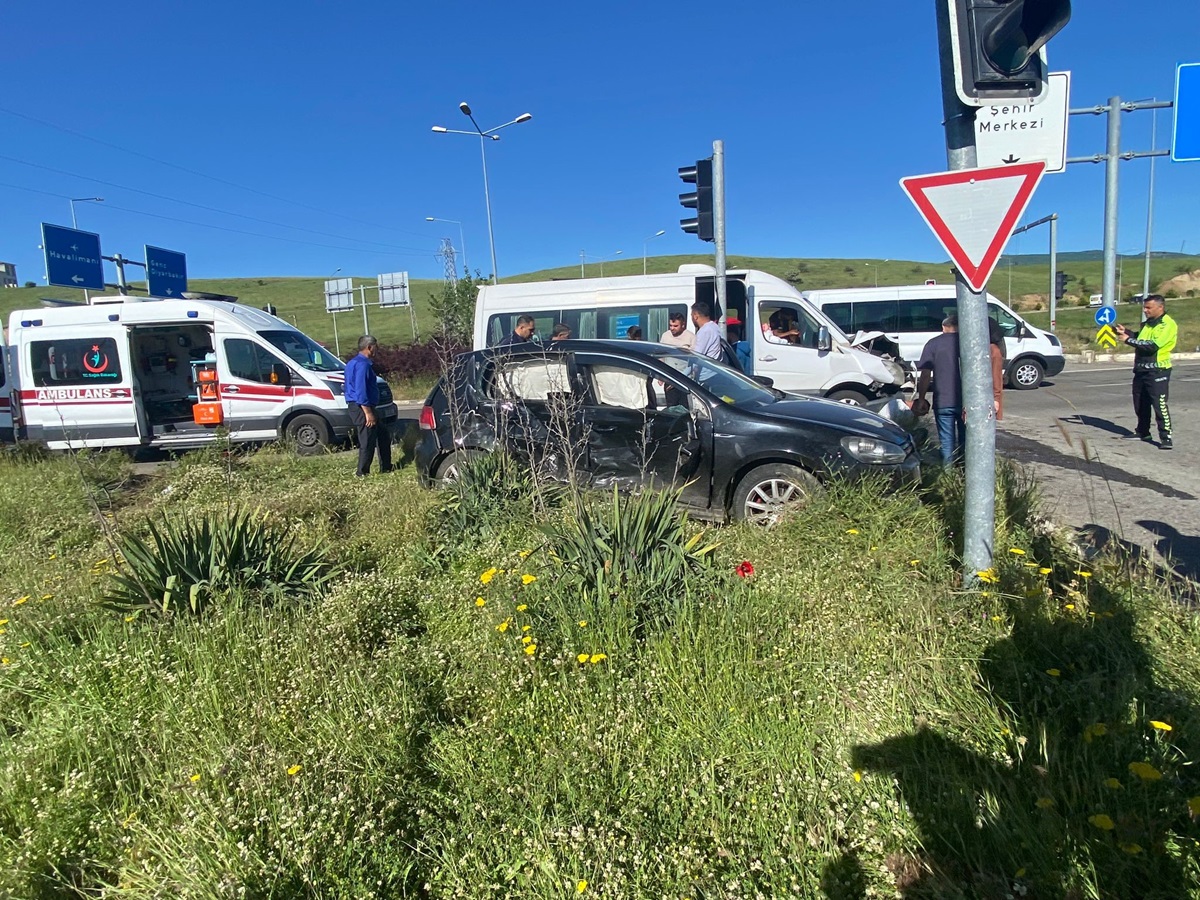 Otomobil ile minibüs çarpıştı: 9 yaralı