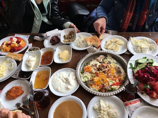 Dünyanın en iyi kahvaltıları: Nan-e Barbari’de listede!