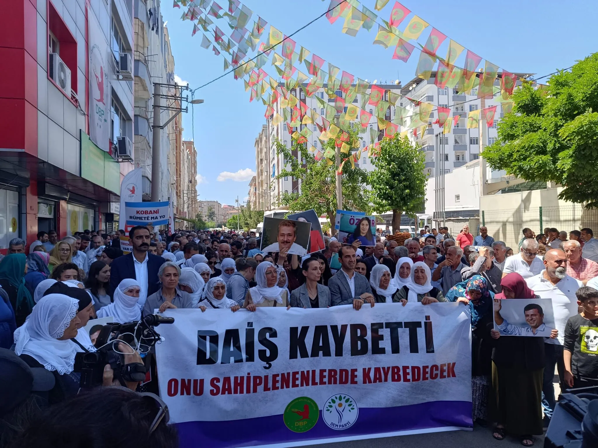 Diyarbakır'da Kobani Davası kararlarını protesto yürüyüşü