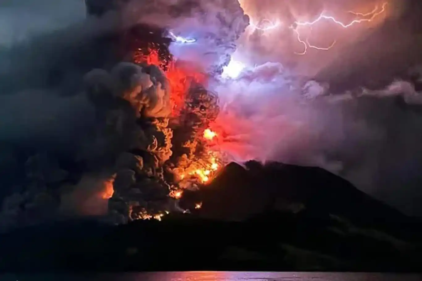 Endonezya’da Ruang Yanardağı’nda volkanik hareketlilik sürüyor
