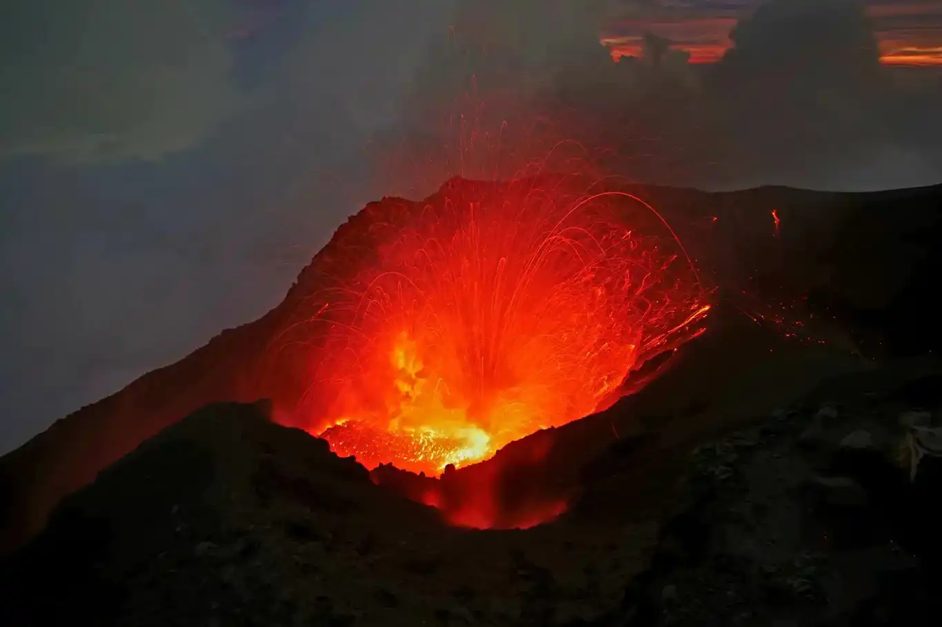 Endonezya’daki yanardağda volkanik patlama