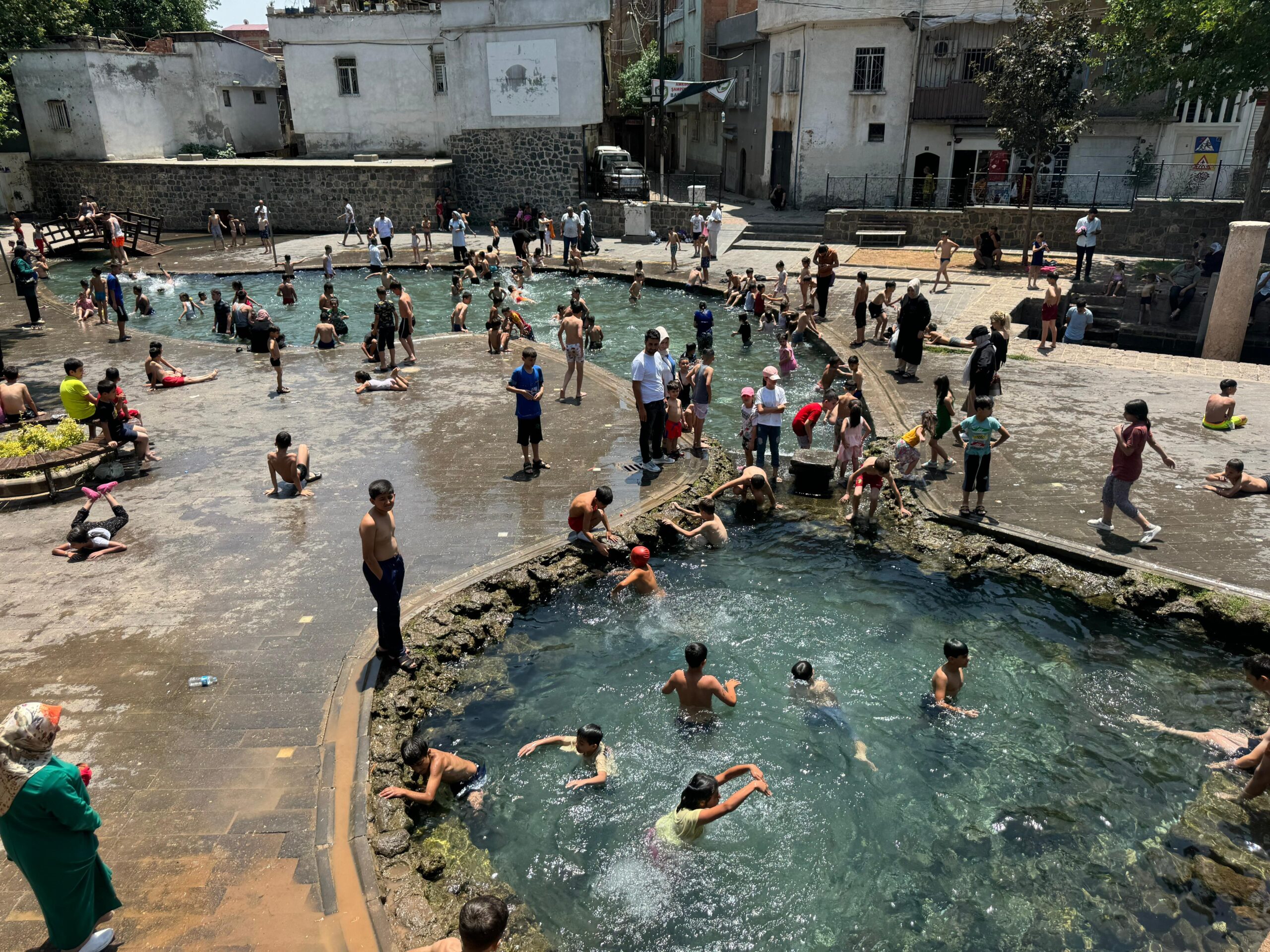 Diyarbakır’da sıcaklık 40 dereceyi aştı, çocuklar Anzele’ye akın etti