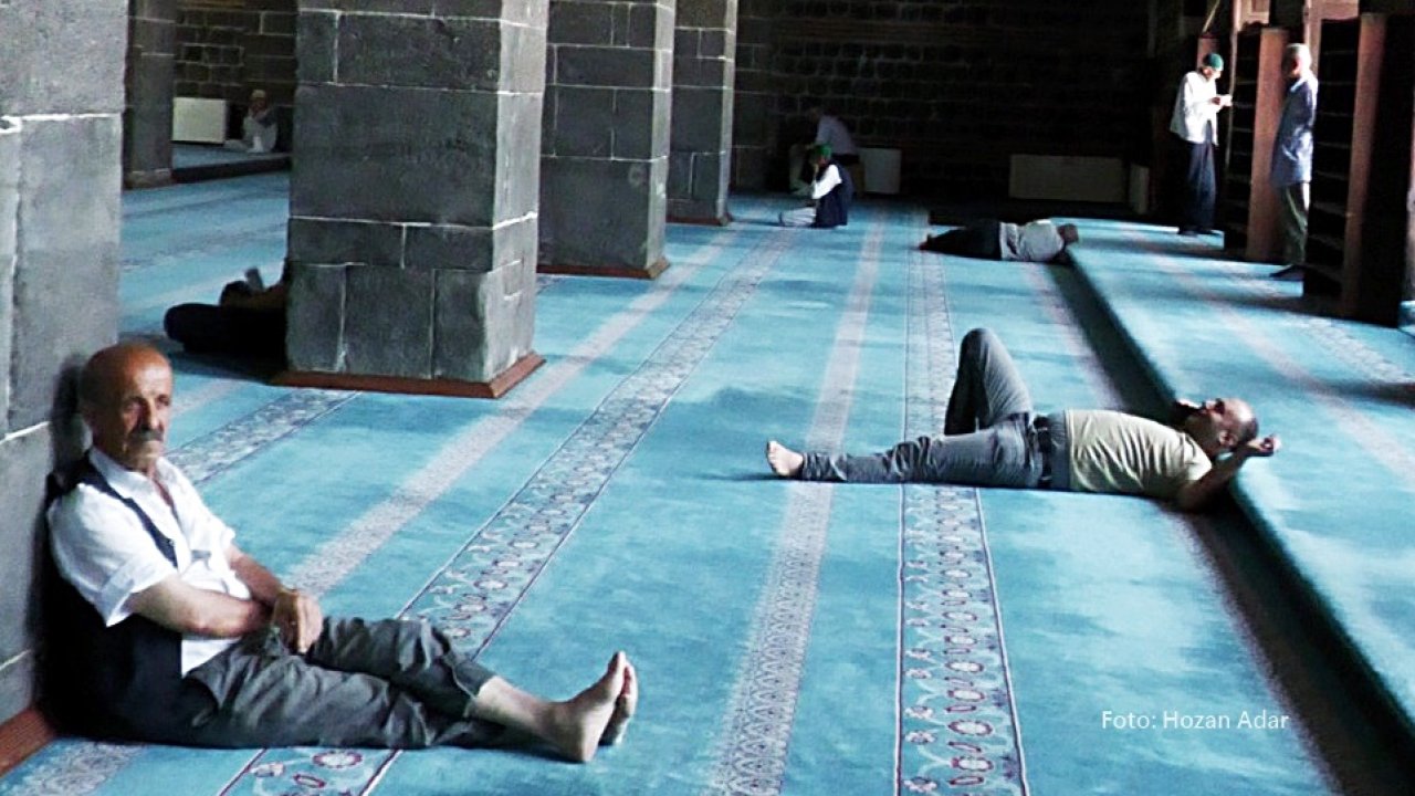 Diyarbakır’da klima açamayanlar camilere koştu