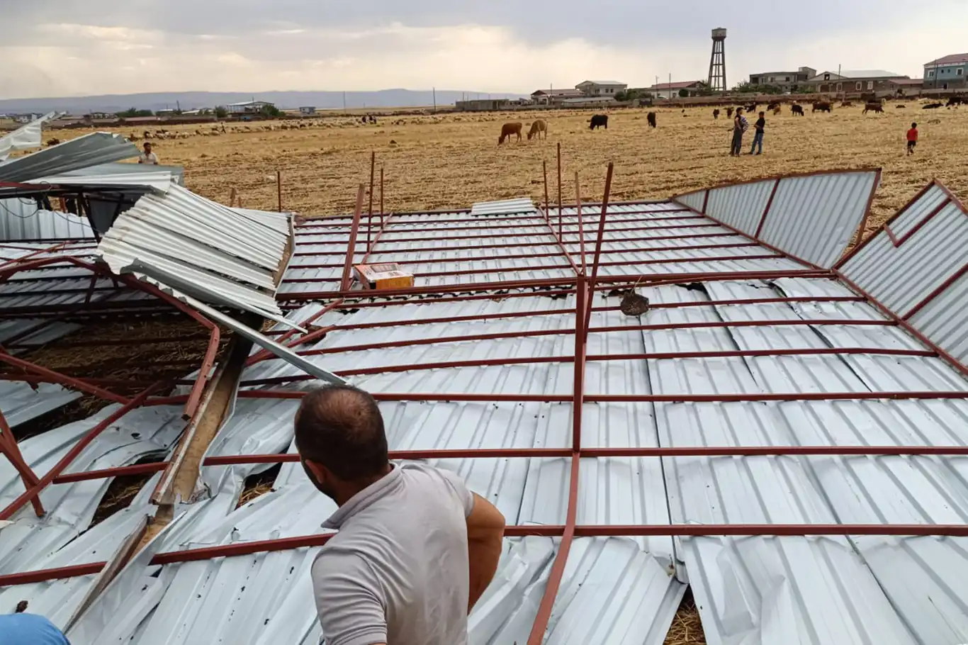 Diyarbakır’da şiddetli rüzgar çatıları uçurdu