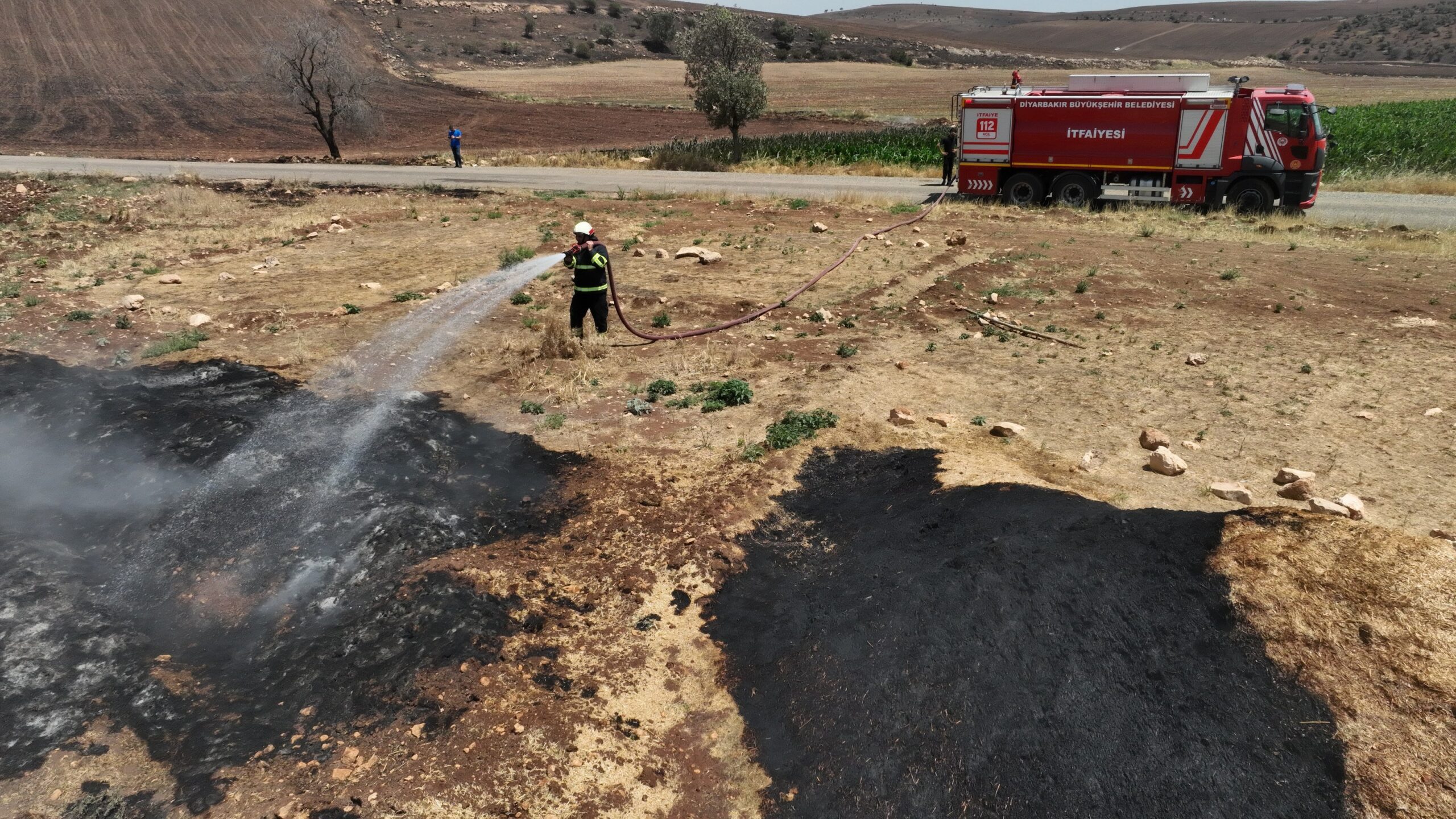 Diyarbakır Büyükşehir Belediyesi tüm birimleriyle yangın sahasında